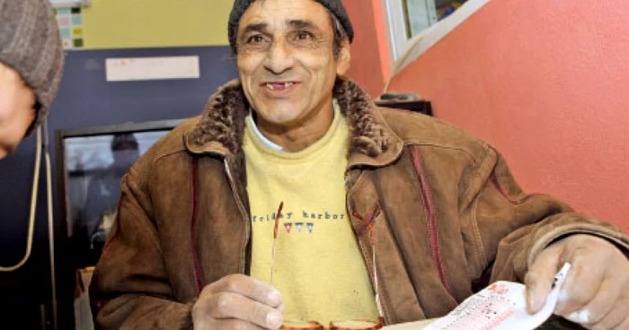 Marian Nicoliţă joacă săptămânal la Loto 6/49 în speranţa că va câştiga şi îşi va putea cumpăra o casă, pentru a nu mai sta „pe drumuri“