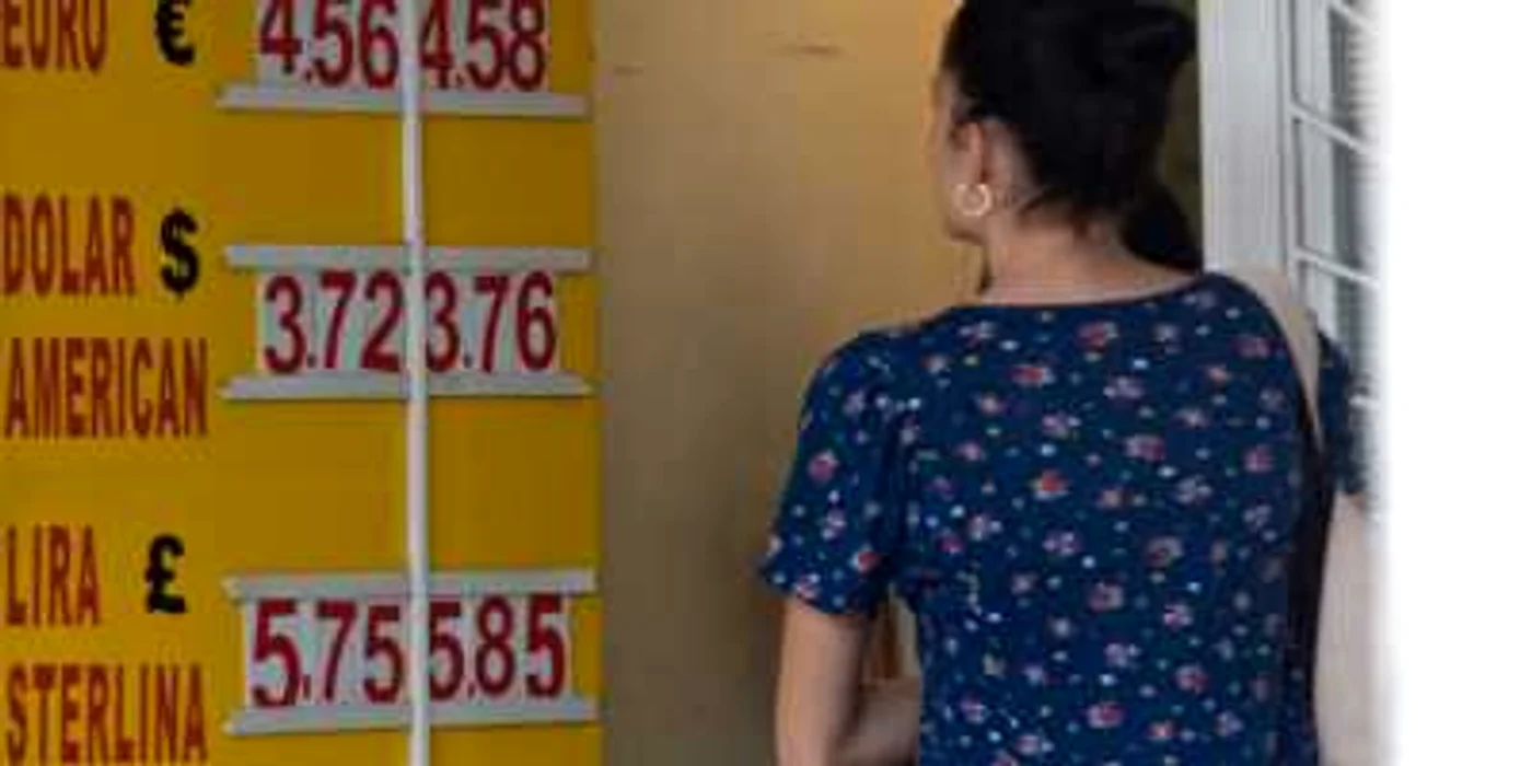 Leul a început săptămâna cu aprecieri în raport cu euro şi dolarul FOTO Mediafax