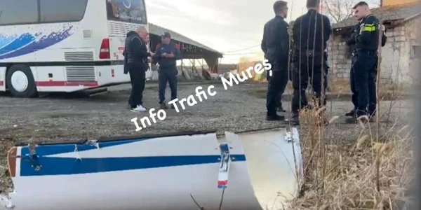 Mureș: O bucată de tablă cât capota unei mașini, desprinsă dintr-un avion în zbor. Foto: Ardealnews.ro 