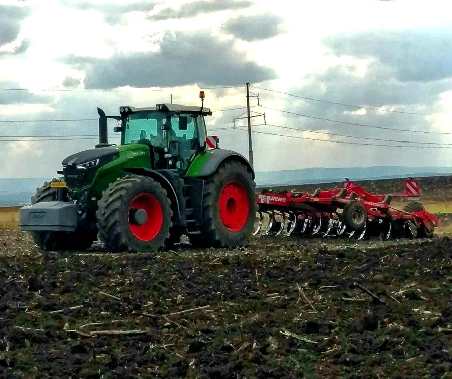 Un tractor John Deere  poate ajunge la  150.000 de euro. Foto: DAJ Botoşani