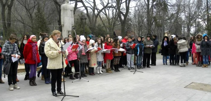 Statuia lui Mihai Eminescu din Parcul Cetăţii va fi loc de întâlnire pentru devenii pasionaţi de poezie.