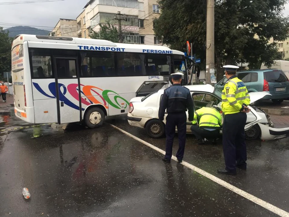 
    Mașina nu a acordat prioritate microbuzului și l-a lovit în plin (foto ziarpiatraneamt.ro)  