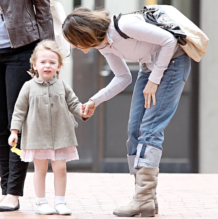 Actriţa îi explică micuţei că nu are voie să plece de lângă ea