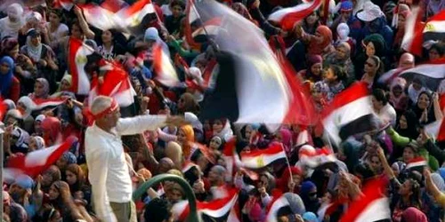 Manifestanţi egipteni adunaţi în Piaţa Tahrir din Cairo