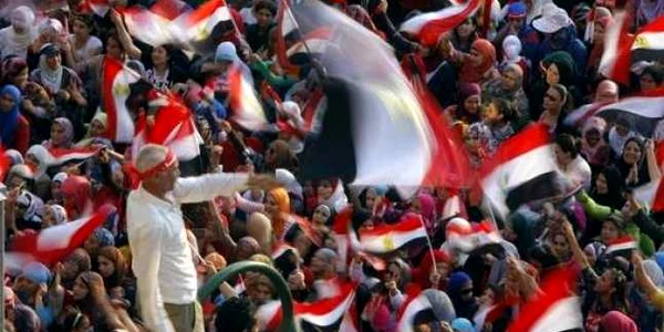 Manifestanţi egipteni adunaţi în Piaţa Tahrir din Cairo