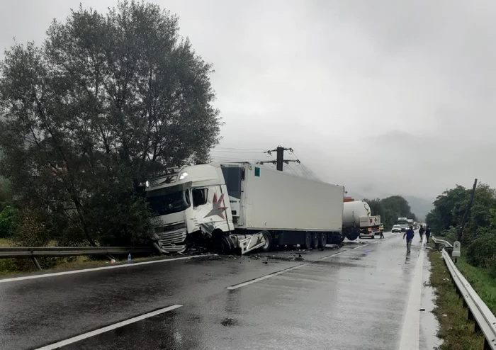 Coliziune pe Valea Oltului între o cisternă încărcată cu GPL și un TIR Foto ISU Vâlcea