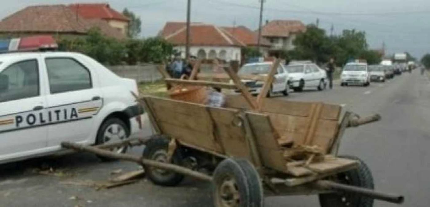 Conducătorul atelajului şi o pasageră din maşină au fost transportaţi la spital