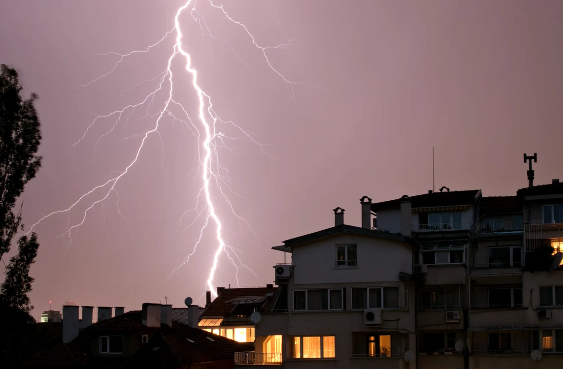 Cod galben de furtuni: ploi torențiale și descărcări electrice în mai multe județe din țară