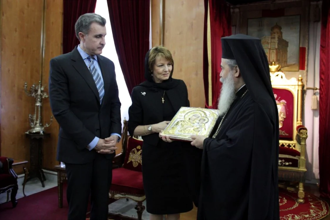 Principele Radu şi
principesa Margareta au primit o icoană cu Sfânta Fecioară Maria şi pruncul
Iisus din partea Preafericitul Părinte Teofilos al III-lea, patriarhul
Ierusalimului FOTO romaniaregala.ro