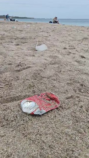 Aspectul plajei din Vama Veche după petrecerile cu tinerii: este inundată de deșeuri Aspectul plajei din Vama Veche după petrecerile cu tinerii: este inundată de deșeuri