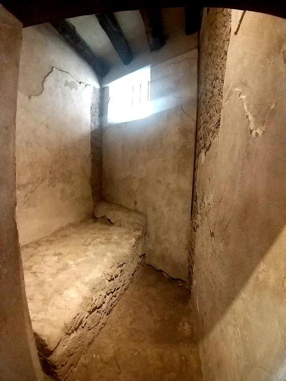 Bordel din Pompeii, un pat din piatră sculptat grosolan într-una dintre camere 