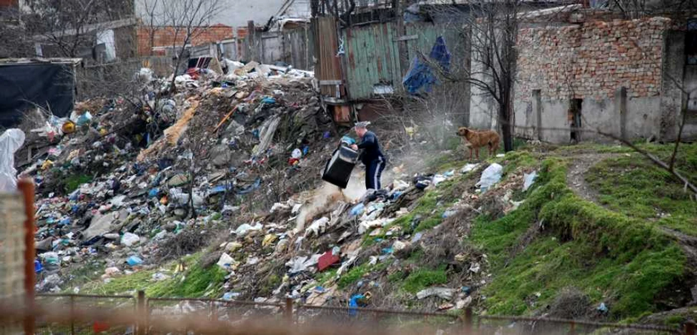 Cam aşa ceva promite Primăria că vor păţi brăilenii prinşi că aruncă gunoi pe domeniul public FOTO F.C.