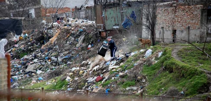 Cam aşa ceva promite Primăria că vor păţi brăilenii prinşi că aruncă gunoi pe domeniul public FOTO F.C.