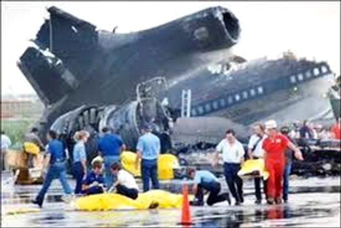 Rămăşiţele avionului A Saudia L-1011, după incendiu