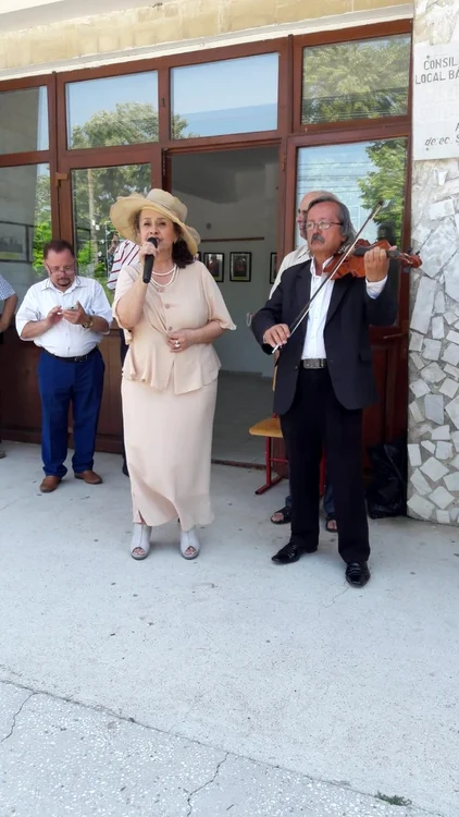 Angelica Stoican a cântat într-o ținută foarte elegantă la casa părintească a poetului Adrian Păunescu