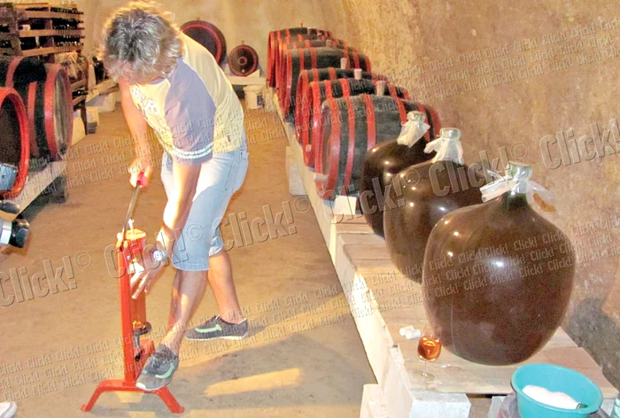 Vinul se îmbuteliază  manual deocamdată