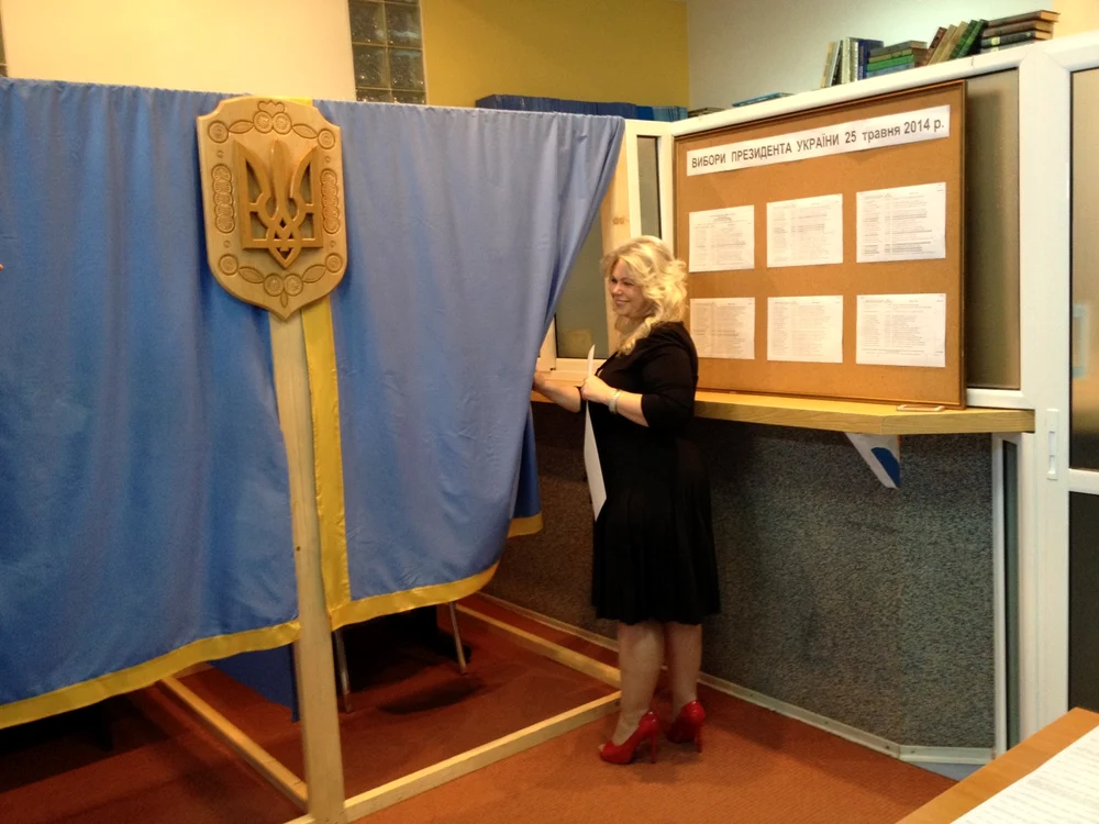 Inna Kornieva a votat pentru preşedintele Ucrainei la secţia de la Consulatul General al Ucrainei la Suceava