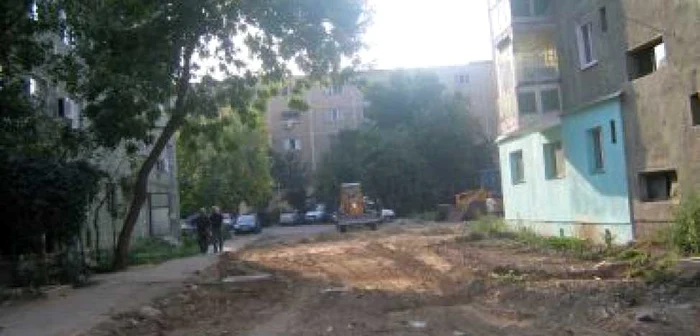 Turnu Severin: Noile parcări blocate de rable şi gropi