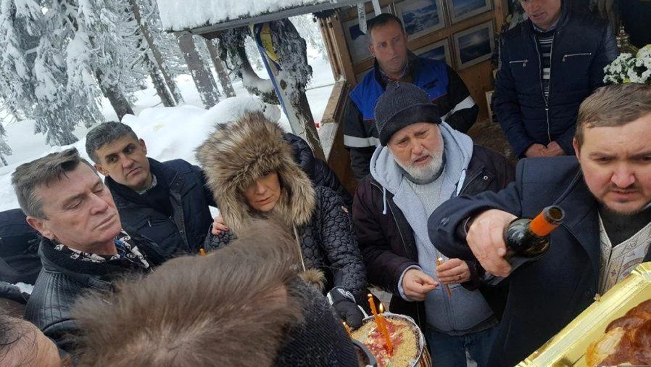 Slujba de parastas a avut loc la căsuţa din lemn ridicata pe munte. Foto: ziarulunirea.ro
