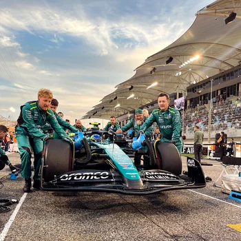 Echipa Aston Martin a lui Fernando la Marele Premiu al Bahrainului. FOTO: Instagram