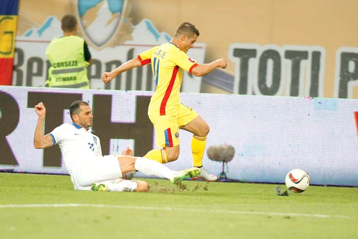 
    Gabi Torje nu a reuşit să  confirme la naţională forma  bună pe care a demonstrat-o  la echipa de clubFoto: David Muntean  