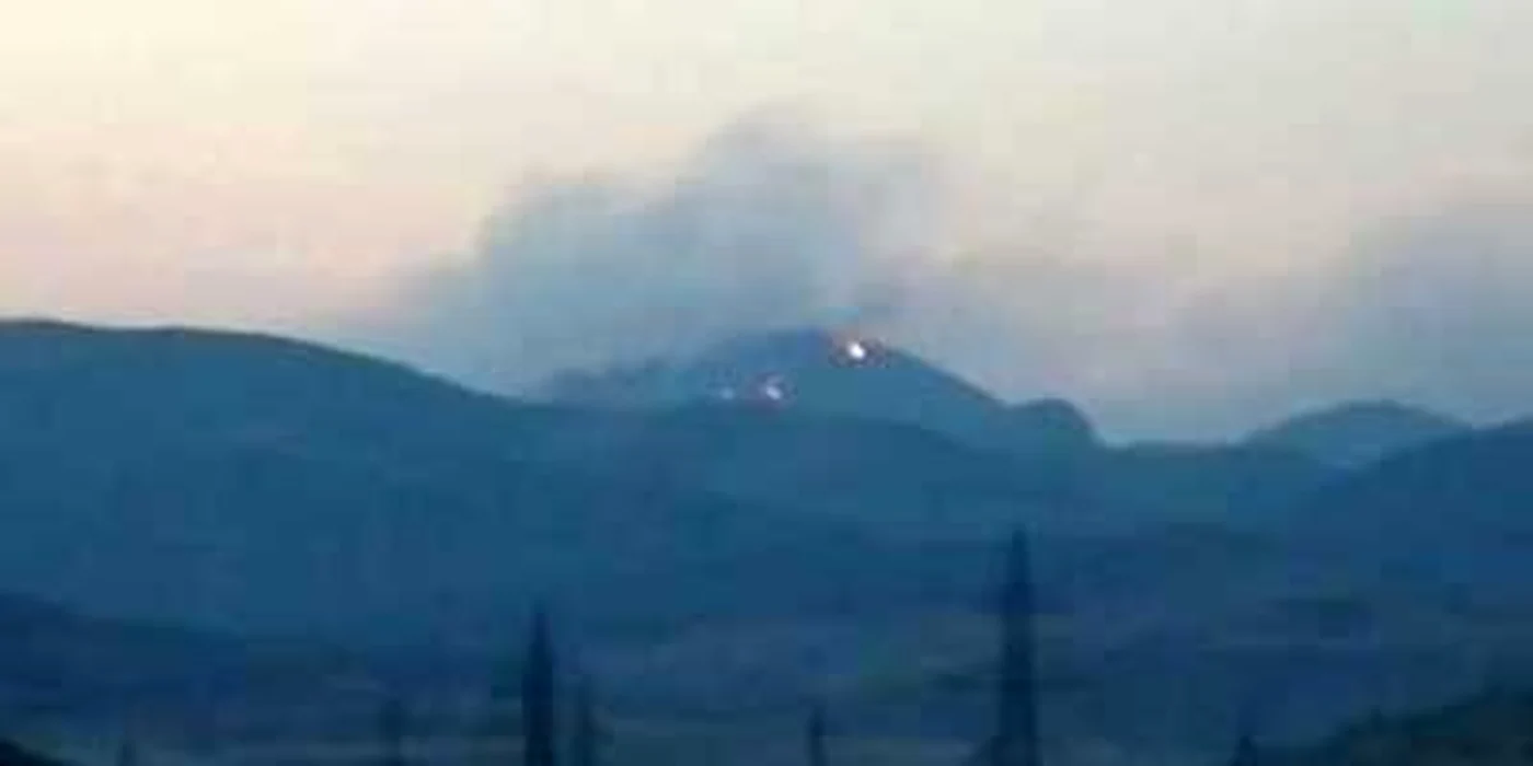 Pompierii se luptă cu flăcările de peste 24 de ore