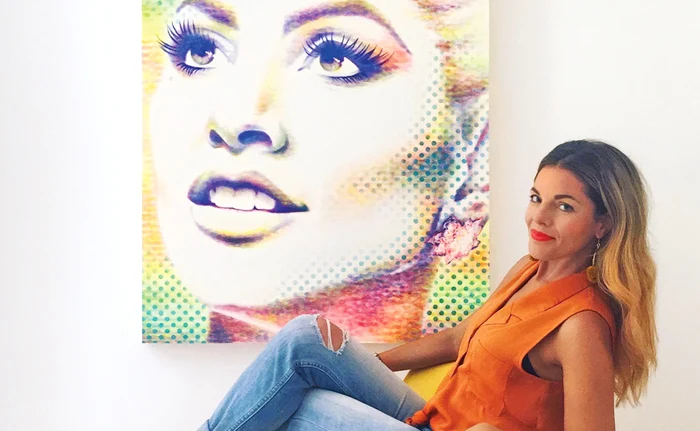 
    Alexis vinde tablourile  cu peste 1.000 de  dolari bucata  