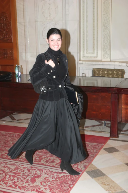 La birou, Lavinia Şandru e sobră, în ton cu meseria pe care o are