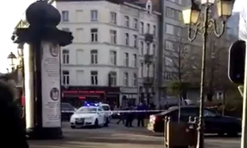 O stradă a fost blocată de polițiștii locali jpeg