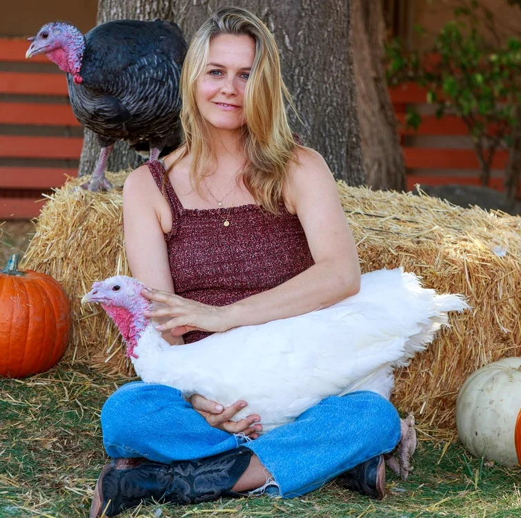 
    Alicia Silverstone, 44 de ani, a doptat un curcan alb să îl salveze de Ziua Recunoștințeifoto: Instagram  