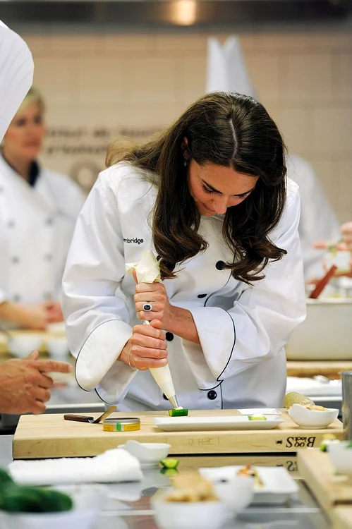 Kate nu ratează ocazia de a intra în bucătărie
