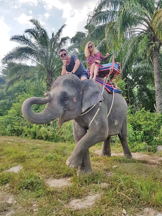 Dan şi Raluca s-au încălzit la temperaturi de 30 de grade, au înotat şi s-au plimbat pe elefant