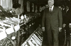 Ion Gheorghe Maurer, în vizită la o expoziție agricolă din Târgu Mureș (© „Fototeca online a comunismului românesc”, cota: 196/1968)