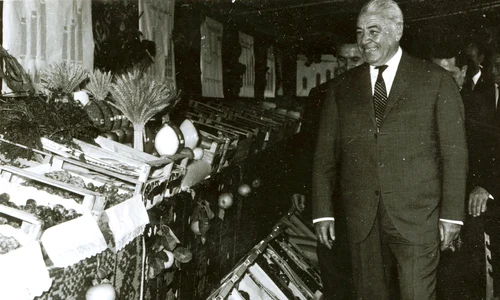 Ion Gheorghe Maurer, în vizită la o expoziție agricolă din Târgu Mureș (© „Fototeca online a comunismului românesc”, cota: 196/1968)