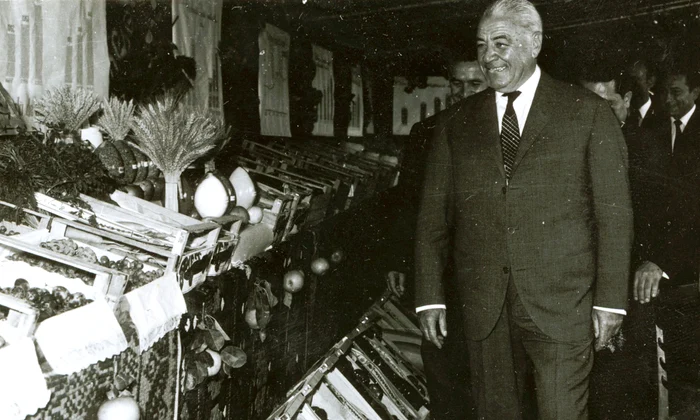 Ion Gheorghe Maurer, în vizită la o expoziție agricolă din Târgu Mureș (© „Fototeca online a comunismului românesc”, cota: 196/1968)
