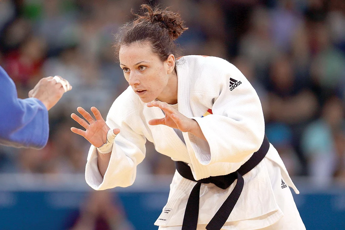 
    Indiferent de  rezultatul finalei,  Andreea Chiţu  avea asigurată  medalia de argint  