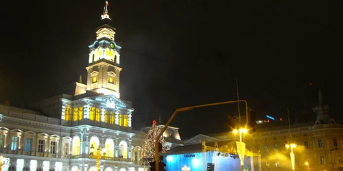 Arădenii sunt aşteptaţi în faţa Primăriei 