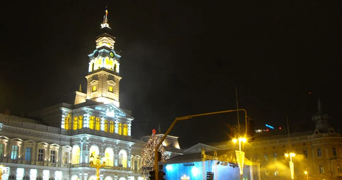 Arădenii sunt aşteptaţi în faţa Primăriei