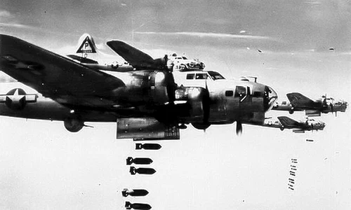 Avioane americane bombardează Hamburgul  (© National Archives / Wikipedia)