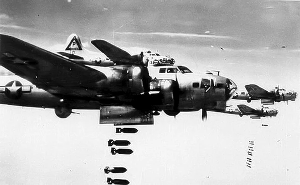 Avioane americane bombardează Hamburgul (© National Archives / Wikipedia)