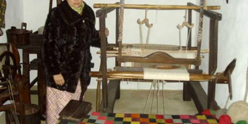 Elena Chiponcă arată războiul de ţesut din muzeul de la Truşeşti