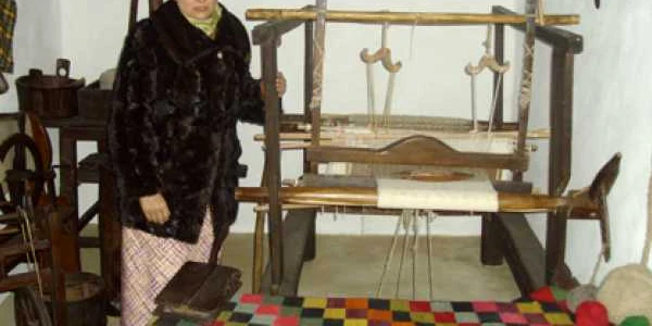 Elena Chiponcă arată războiul de ţesut din muzeul de la Truşeşti