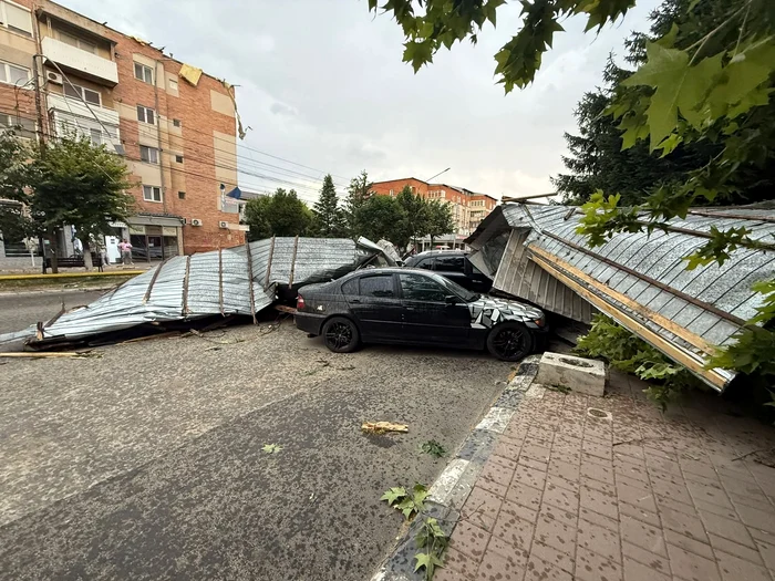 Mai multe acoperișuri au fost doborâte de vânt în orașul Balș FOTO: FB/Info Trafic Slatina