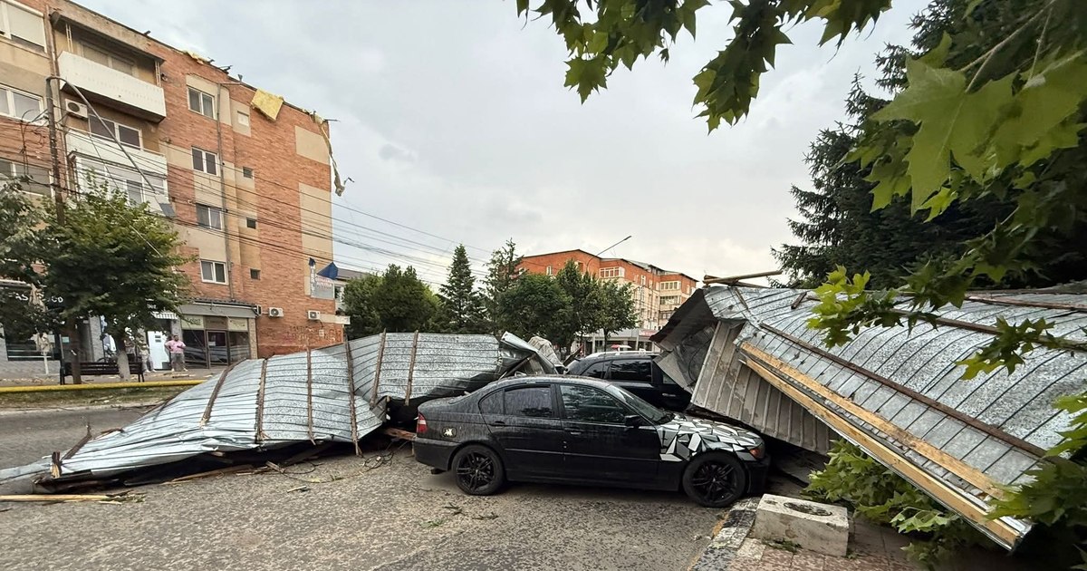 Vijelia din Olt rupe acoperișuri și avariază patru mașini după o zi toridă