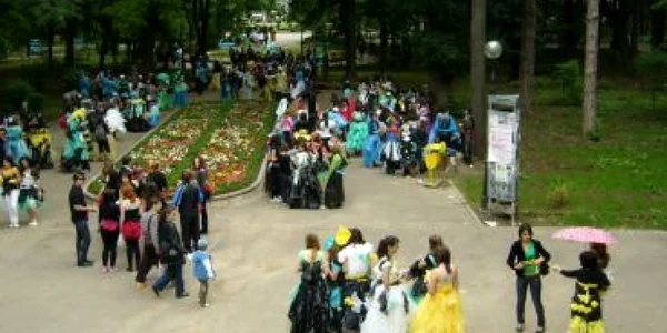 Botoşani:  Parada costumelor din saci menajeri