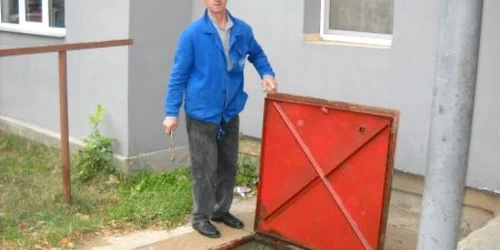 Dorin Roșu, unul din instalatorii care efectuează verificările