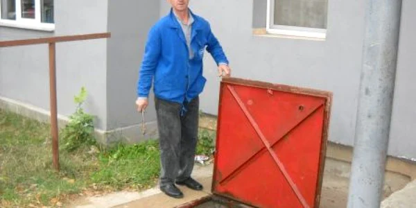 Dorin Roșu, unul din instalatorii care efectuează verificările