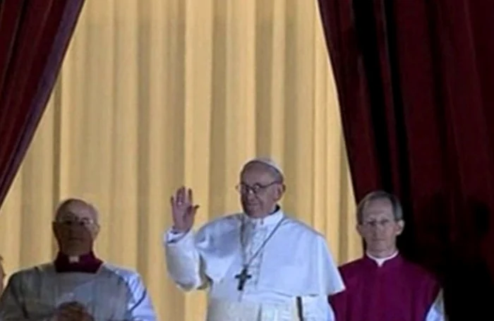 Papa Francisc a salutat mulţimea în momentul anunţului alegerii sale.
