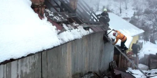 Flăcările s-ar fi putut extinde cu repeziciune, dacă nu interveneau vecinii şi pompierii