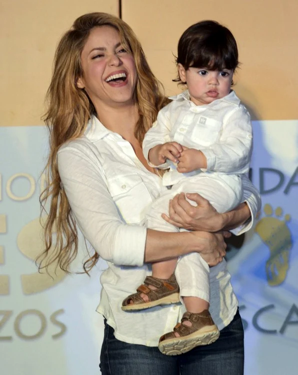 Shakira îl ţine în braţe pe Milan Pique